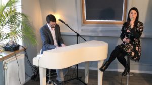 Akoestisch duo Song for you zingt Homesick (Dua Lipa)